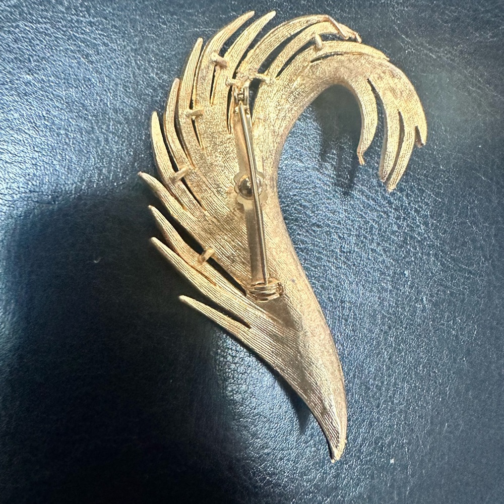 Vintage Elegant Gold tone Brooch - Picture 2 of 2